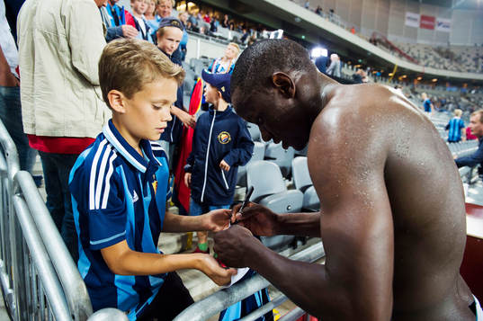 Djurgårdens Nyasha Mushekwi skriver autografer