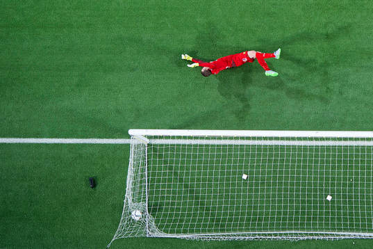 Hammarbys målvakt Ögmundur Kristinsson släpper in en