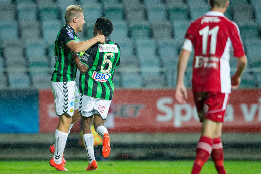 GAIS Patrik Ingelsten jublar ihop med 1-1 målskytten
