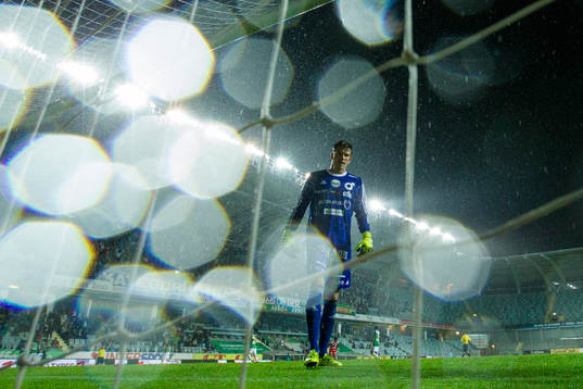 Degerfors målvakt August Strömberg deppar