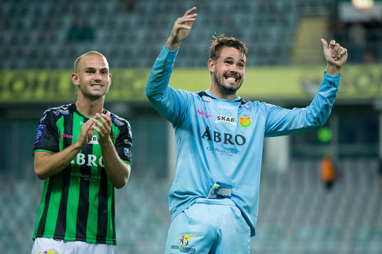 GAIS Sebastian Starke Hedlund och målvakt Tommi Vaiho glada