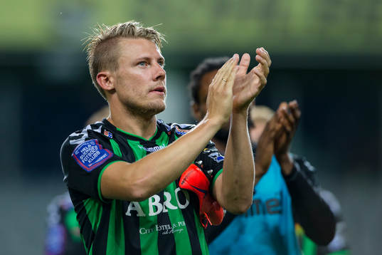 GAIS lagkapten Patrik Ingelsten tackar klacken