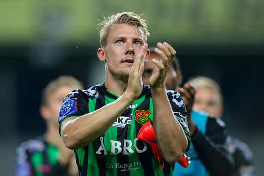 GAIS lagkapten Patrik Ingelsten tackar klacken