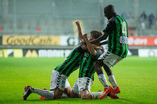 GAIS Johan Lundgren blir omfamnad av Sandeep Mankoo och