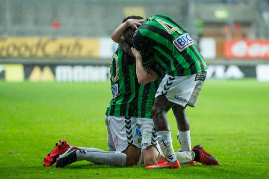 GAIS Johan Lundgren blir omfamnad av Sandeep Mankoo och