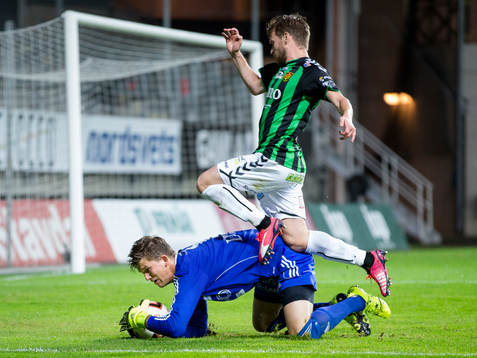Degerfors målvakt August Strömberg före GAIS Johan