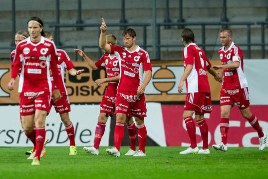 Degerfors Peter Samuelsson jublar med lagkamrater