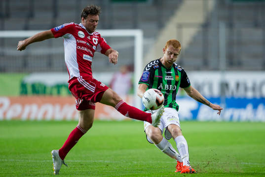 GAIS Calle Svensson lyfter undan bollen före Degerfors