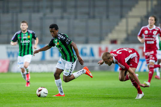 GAIS Luther Singh tar sig förbi Degerfors Daniel Sundgren
