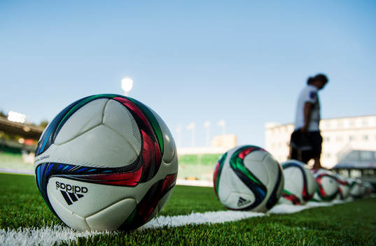 En fotboll ligger uppradad