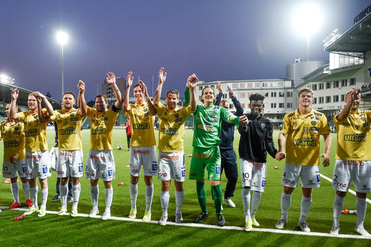 Falkenbergs spelare firar