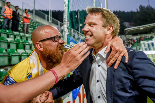Falkenbergs tränare Hans Eklund firar segern