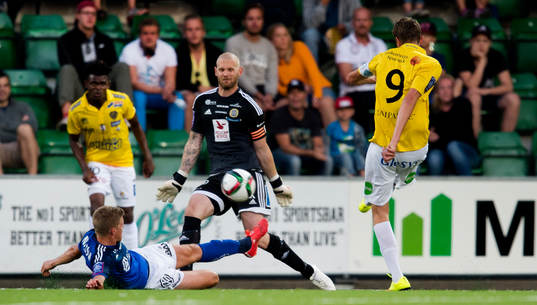 Sundsvalls målvakt Tommy Naurin har tappat bollen och
