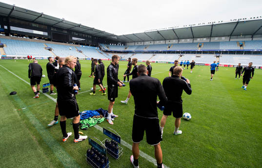 Malmö FFs spelare dricker vatten