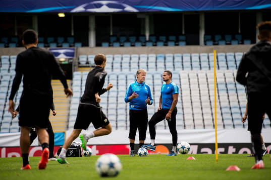 Malmö FFs tränare Åge Hareide pratar med naprapat Wilner