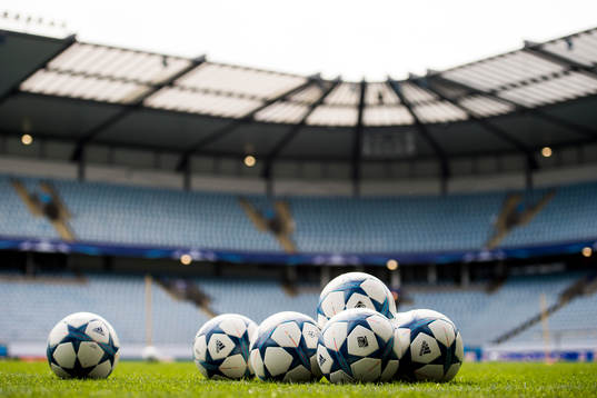 Fotbollar ligger redo inne på Swedbank Stadion