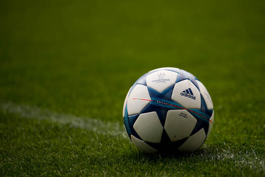 En fotboll det står Champions League på