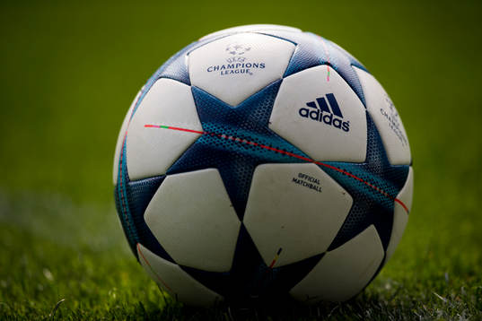 En fotboll det står Champions League på