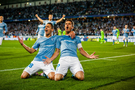 Malmö FFs Markus Rosenberg och Nikola Djurjic jublar över