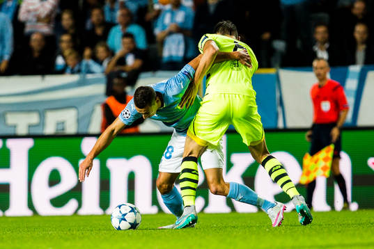 Malmö FFs Nikola Djurjic och Celtics Nir Biton i närkamp