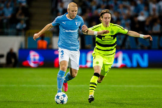 Malmö FFs Anton Tinnerholm och Celtics Stefan Johansen i