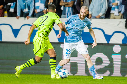 Celtics Saidy Janko och Malmö FFs Jo Inge Berget i duell