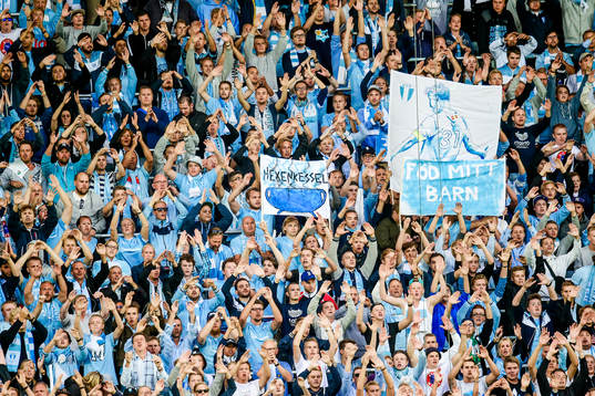Malmö FFs klack värmer upp före fotbollsmatchen mellan