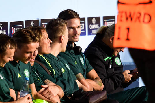 Celtics Mikael Lustig på bänken före fotbollsmatchen