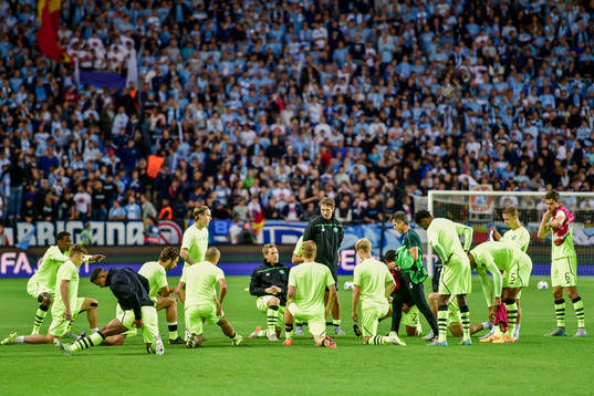 Celtics spelare värmer upp före fotbollsmatchen mellan