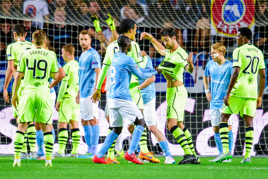 Malmö FFs Enock Kofi Adu drar i tröjan på Celtics