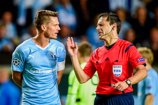 Malmö FFs Markus Rosenberg i samtal med domaren Milorad