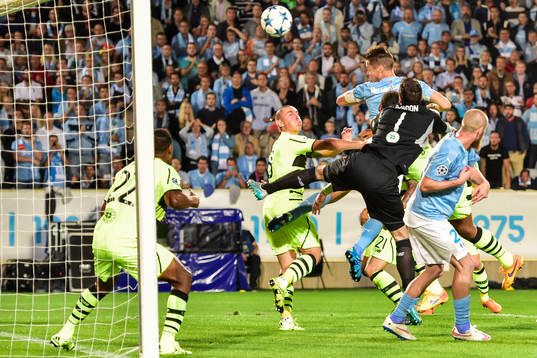 Malmö FFs Markus Rosenberg nickar in 1-0