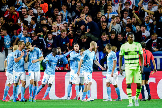 Malmö FFs Felipe Carvalho firar med lagkamraterna