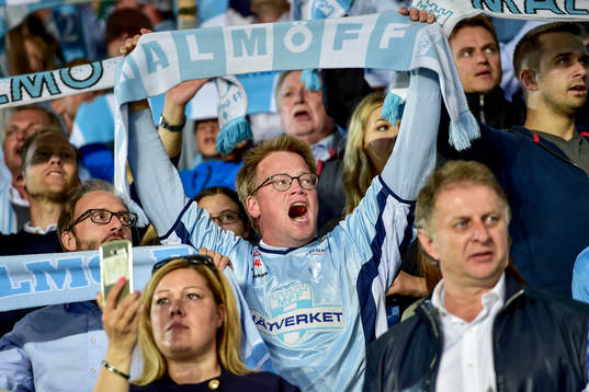 en Malmö FFs supporter före fotbollsmatchen mellan Malmö