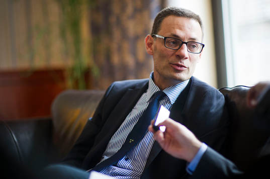 Peter Popovic, assisterande tränare, pratar med media