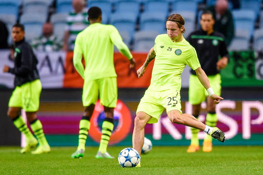 Celtics Stefan Johansen värmer upp före fotbollsmatchen