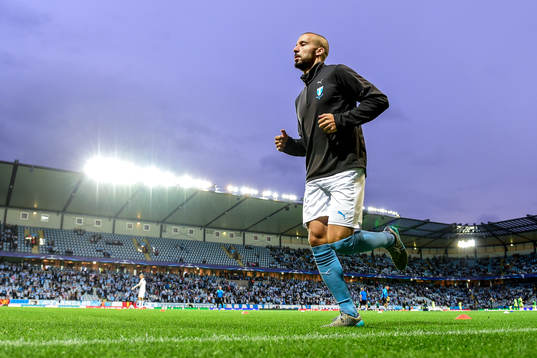 Malmö FFs Guillermo Molins värmer upp före