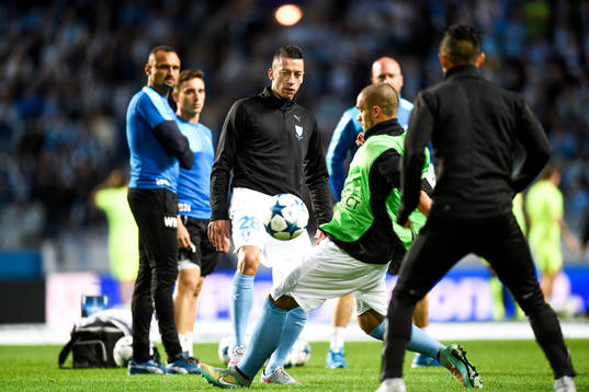 Malmö FFs spelare värmer upp före fotbollsmatchen mellan