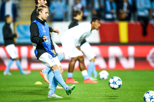 Malmö FFs Oscar Lewicki värmer upp före fotbollsmatchen