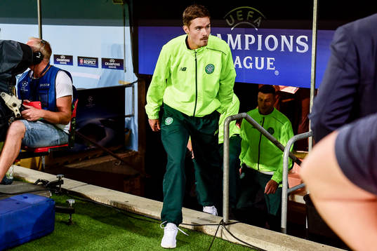 Celtics Mikael Lustig på väg mot läktaren före