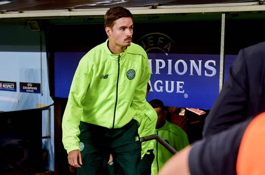 Celtics Mikael Lustig på väg mot läktaren före