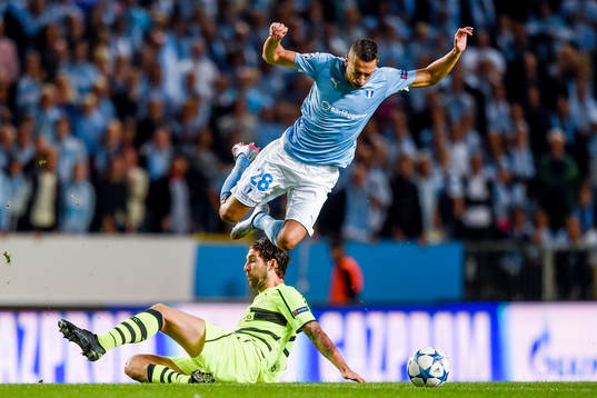 Celtics Charlie Mulgrew kapar Malmö FFs Nikola Djurjic