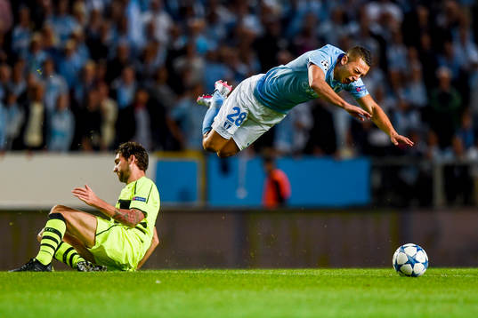 Celtics Charlie Mulgrew kapar Malmö FFs Nikola Djurjic
