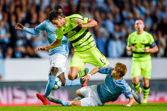 Celtics Nir Biton i en duell Malmö FFs Enock Kofi Adu och