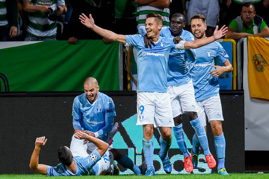 Malmö FFs spelare firar 1-0 av Markus Rosenberg