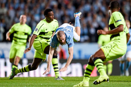 Celtics Dedryck Boyata kapar Malmö FFs Jo Inge Berget