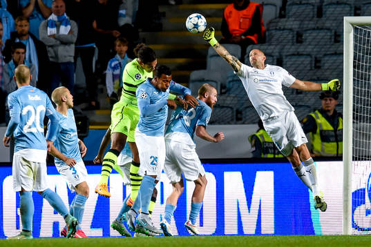 Malmö FFs målvakt Johan Wiland boxar bort ett inlägg