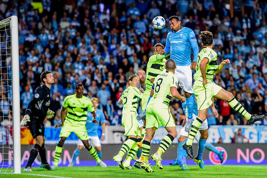 Malmö FFs Felipe Carvalho gör 2-0 på nick
