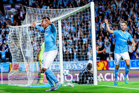Malmö FFs Felipe Carvalho och Kari Arnason firar