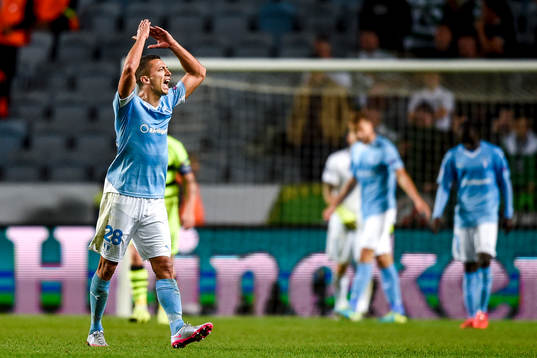 Malmö FFs Nikola Djurjic försöker höja stämningen på